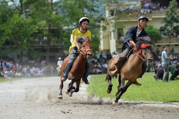 Tưng bừng lễ hội đua ngựa, bắn s&uacute;ng ở Bắc H&agrave;